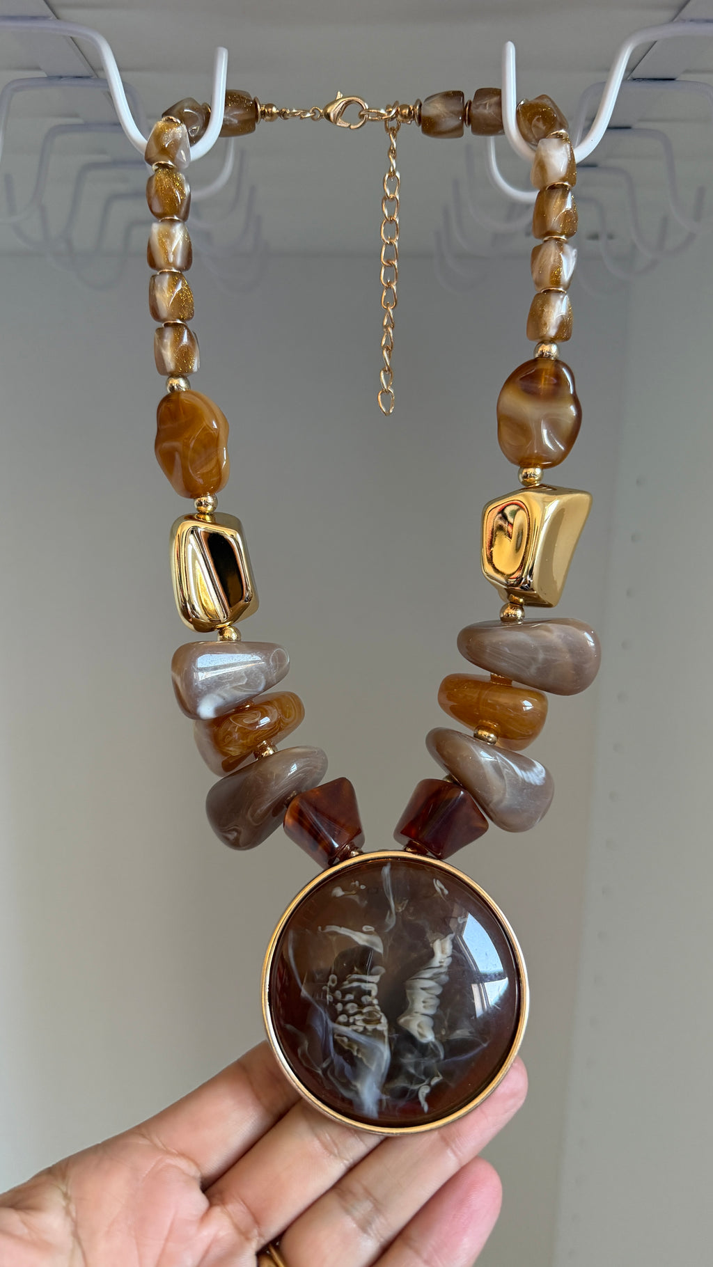 Statement-Kette in Braun & Gold mit großem Anhänger