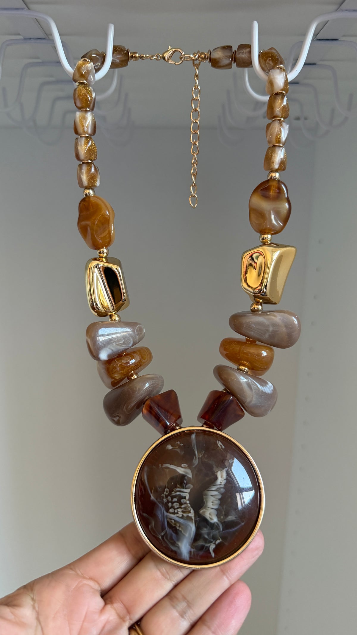 Statement-Kette in Braun & Gold mit großem Anhänger