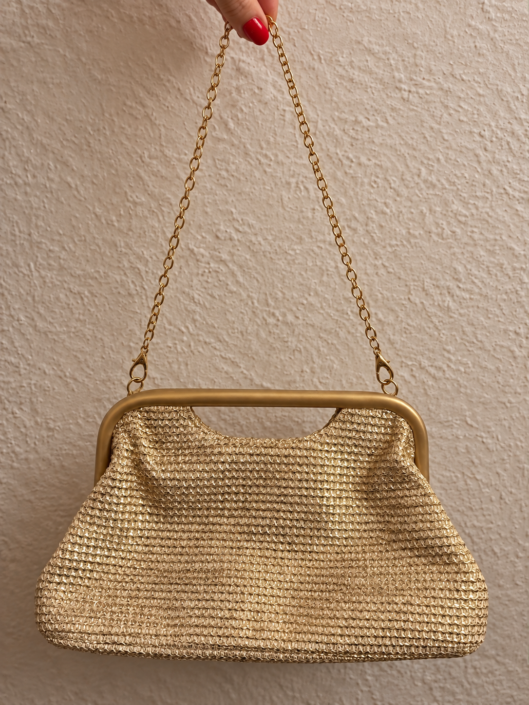 Goldene Strick-Clutch