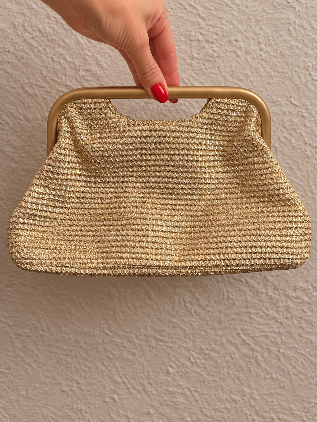 Goldene Strick-Clutch